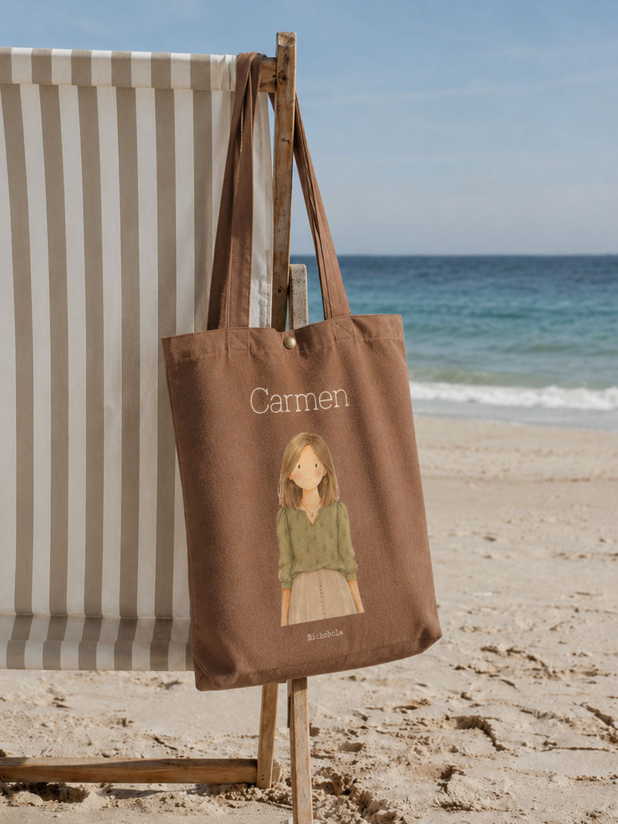 bolsa corchetes de color teja, personalizada con el nombre en ambiente de playa