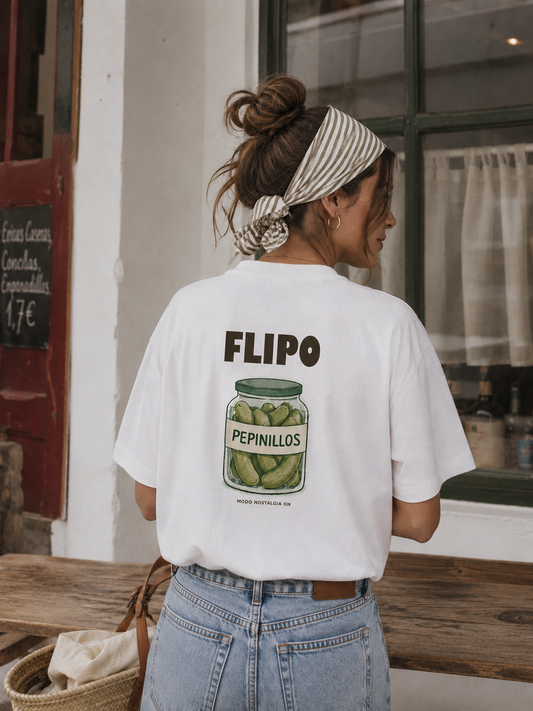 camiseta de mujer color blanca con diseño flipo pepinillos en la espalda