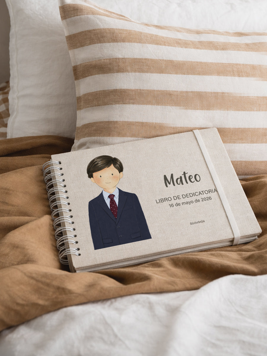 Libro de dedicatorias Primera Comunión personalizado con nombre Mateo, ilustración niño en un ambiente cogedor